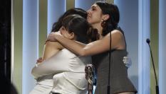 La directora de 'Creatura', Elena Martín, celebra con su equipo el premio a la Mejor Película en los Premis Gaudí.