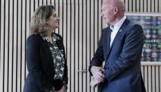 La ministra para la Transición Ecológica, Teresa Ribera, y el conseller de Acción Climática de la Generalitat, David Mascort, durante la reunión que han mantenido este lunes en Barcelona para abordar la colaboración para hacer frente a la extrema sequía de Cataluña con asuntos sobre la mesa como la financiación de nuevas desalinizadoras, eventuales interconexiones de cuencas o los barcos de agua.