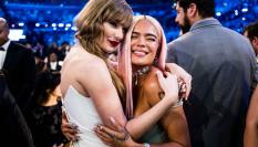 Taylor Swift y Karol G posan ante los medios en la gala de los Grammy 2024.