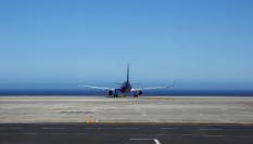 Un avión en una pista de aterrizaje de Canarias