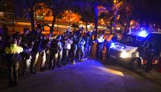 Un grupo de periodistas espera el furgón que traslada a Dani Alves a los juzgados de Barcelona.