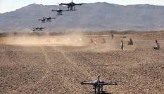 Una fotografía proporcionada por el centro de medios hutíes muestra a soldados hutíes operando drones durante un ejercicio militar en una zona remota en las afueras de Saná, Yemen, 03 de febrero de 2024.