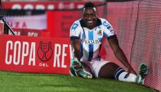 El delantero de la Real Sociedad, Umar Sadiq, lamenta una ocasión perdida.