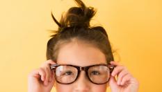 Niña con gafas graduadas