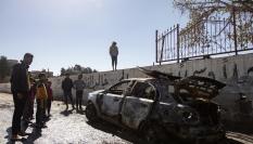 Un grupo de palestinos observa los daños causados por un ataque israelí sobre Rafah.