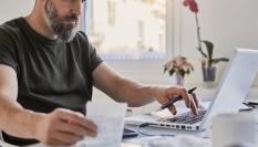 Un trabajador autónomo gestiona sus ingresos y gastos.