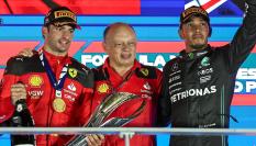 Carlos Sainz, Frederic Vasseur y Lewis Hamilton