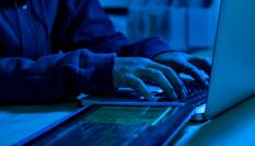 Imagen de una persona realizando tareas con el ordenador portátil.