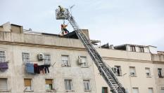 Los bomberos inspeccionan el interior de un edificio de cinco pisos, el bajo y otros cuatro, que se ha derrumbado en la calle Canigó de Badalona (Barcelona), al haber cedido el forjado de la construcción.