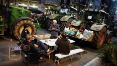 Varios de los manifestantes, acampados junto a sus tractores en pleno centro de Barcelona