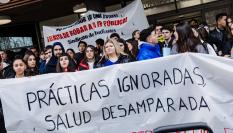 Protestas de estudiantes de FP sociosanitarias frente a la Asamblea de Madrid.