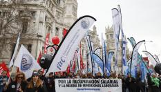 Un momento de la manifestación que los empleados de banca llevan a cabo este jueves en Madrid, ante la falta de acuerdo en las negociaciones con los bancos para elevar los salarios de los cerca de 140.000 empleados del sector y avanzar en la negociación del convenio colectivo del sector para 2024-2026.