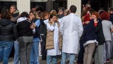 Los compañeros del Hospital de Cruces de la mujer asesinada en la localidad cántabra de Castro Urdiales, donde residía, han recordado este viernes a Silvia L.G. con una concentración delante del Hospital.