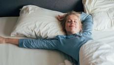 Mujer durmiendo de maravilla