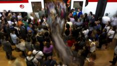 Pasajeros de Renfe se suben a un tren en la última huelga de maquinistas de la compañía.