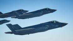 Varios caza F-35B durante un ejercicio de repostaje en el aire realizado en Escocia.