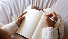 Persona empezando a escribir en un cuaderno.