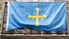 La bandera asturiana colgando de un balcón