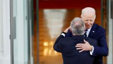 El presidente de EEUU Joe Biden saluda en la Casa Blanca al rey de Jordania, Abdalá II