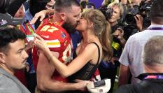 Taylor Swift y Travis Kelce se besan en el campo después de que los Kansas City Chiefs ganasen la final de la Super Bowl 2024.