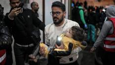 Traslado de heridos en Rafah, sur de Gaza, a un centro hospitalario.