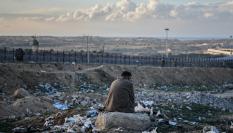 Un palestino aguarda sentado en las inmediaciones de Rafah.