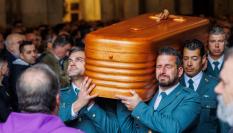 Compañeros portan el féretro de uno de los agentes asesinados en Barbate