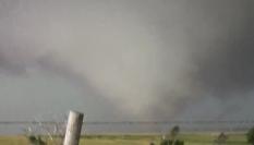 El tornado gigante en una imagen archivo.