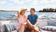 Pareja de millonarios en su barco