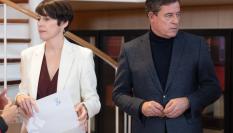 Ana Pontón y José Ramón Gómez Besteiro, en la firma del acuerdo entre BNG y PSOE para la investidura de Pedro Sánchez