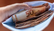 Contando el dinero que acaba de recibir