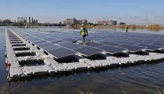 Parque fotovoltaico instalado en un lago cercano al Aeropuerto de Miami.