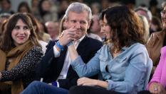 Alfonso Rueda e Isabel Díaz Ayuso chocan sus manos durante el mitin en Vigo