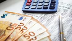 Billetes, calculadora y facturas