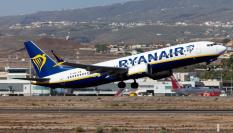 Un avión de Ryanair despega del aeropuerto Tenerife Sur-Reina Sofia.