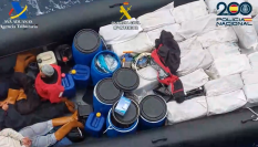 Un instante de la interceptación de la narcolancha cerca de las islas Canarias.