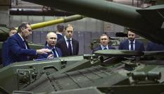 El presidente ruso, Vladimir Putin, visita la mayor fábrica de tanques de Rusia.