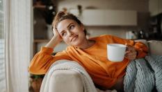Mujer descansando en su día libre