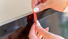 Tapar la cámara de la pantalla del ordenador como medida de seguridad y protección de la privacidad.