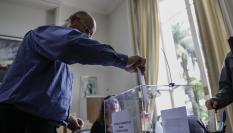 Un elector gallego vota este jueves a las elecciones regionales de Galicia (España), en Sao Paulo (Brasil). Los 45.391 electores gallegos que residen en Brasil apuraron hasta este jueves, fecha límite para votar desde el exterior, para emitir su voto a las elecciones regionales de Galicia (España), que tendrán lugar el domingo, a través de los consulados del país. Brasil es el tercer país del mundo con más electores gallegos, por detrás de Argentina y Cuba. El consulado de São Paulo es la sede diplomática brasileña en la que hay más gallegos inscritos en el censo electoral extranjero, con una cifra que supera las 20.000 personas.