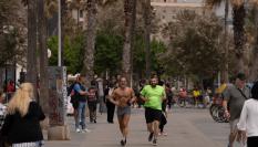 Una persona corriendo sin camiseta.