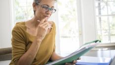 Una mujer haciendo números.