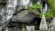 Estatua de la Virgen María en la gruta de Nuestra Señora de Lourdes (Francia)