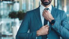 Hombre arreglando su corbata