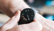 Hombre mirando la hora en su reloj