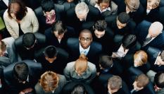 Un trabajador diferente mirando a cámara