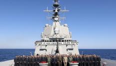 El rey Felipe VI participa en los ejercicios de activación de la fragata 'Cristóbal Colón'.