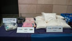 Imagen de archivo de droga aprehendida en una operación, por parte de la Policía Nacional. A la izquierda puede verse la conocida como 'cocaína rosa' o 'tusi'.