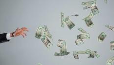 Persona dejando escapar su fortuna