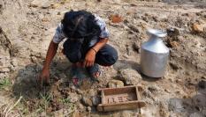 Un niño trabaja haciendo ladrillos
